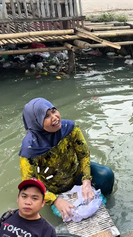 Fenomena cuci di kali kotor masih dilakukan di wilayah jatiwaringin, apa dampak dan solusinya bagi warga setempat saksikan video nya di youtube channel duasepatu #fyp 
