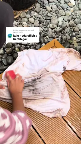 Membalas @Ahmad jamaluddin Bisa Dong Kak🤩‼️ Nih Kita Coba Bersihin Noda Oli Yang Udah Membandel Banget Pakai Pembersih Noda Dari Unikleen Hasilnyaa Beneran Langsung Bersih 👀🥰#unikleen #unikleenclothstainremover #promoguncang55 