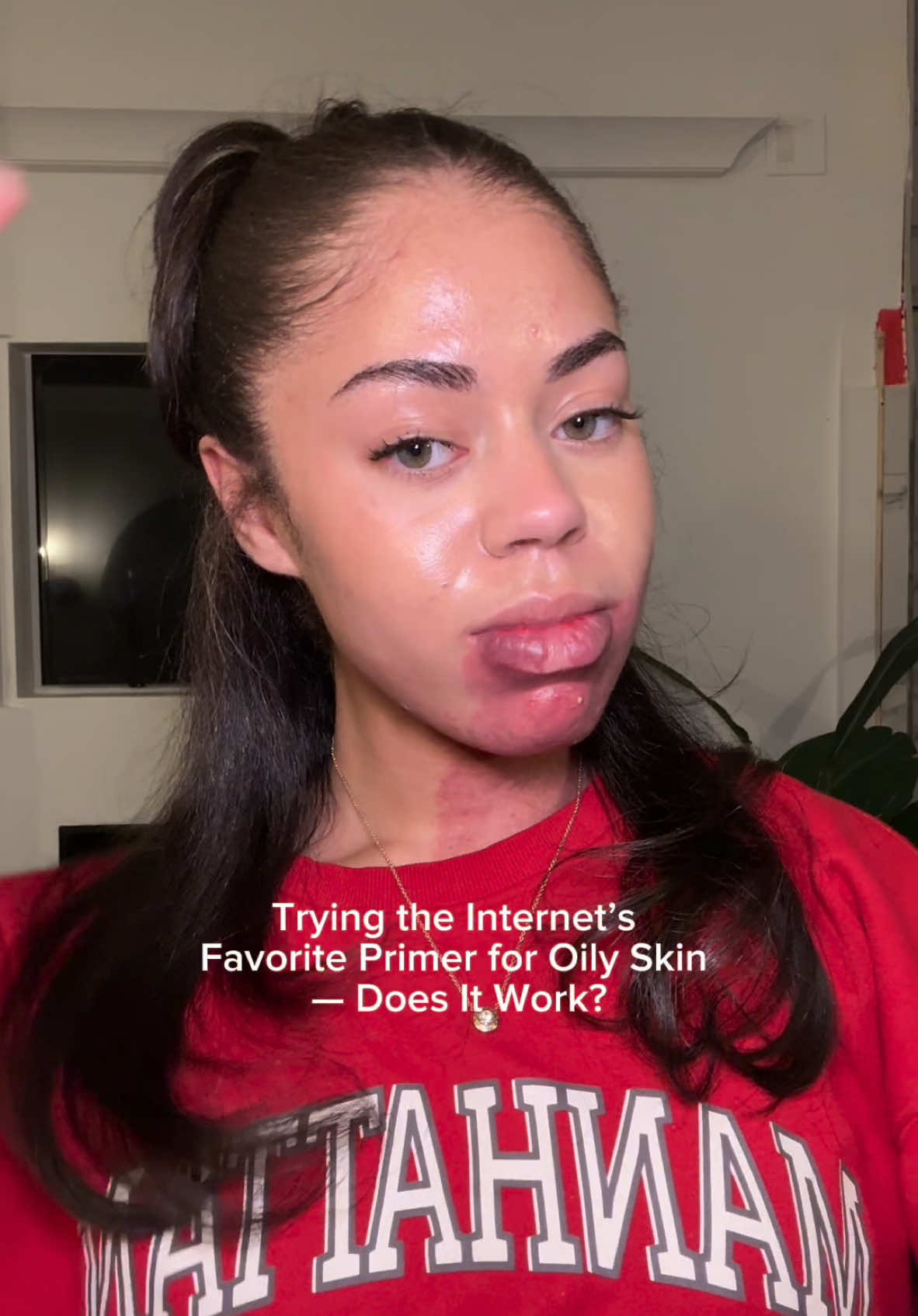 I really like the @ONE SIZE BEAUTY oil pulling primer but I think my skin is so sensitive that’s it’s giving me dry skin patches??? still trying to figure it out 😓 #oilyskin #skincare #primer #makeupproducts #productreview #onesizemakeup #makeupprimer 