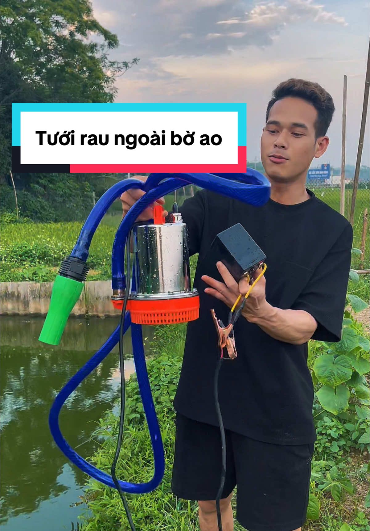 Bơm nước tưới rau quá đơn giản, bơm chìm 12v chạy bình ắc quy.#maybomnuoc #maybommini #maybomchim12v #maybomtom #tiệních #xuhuong #thinhhanh 