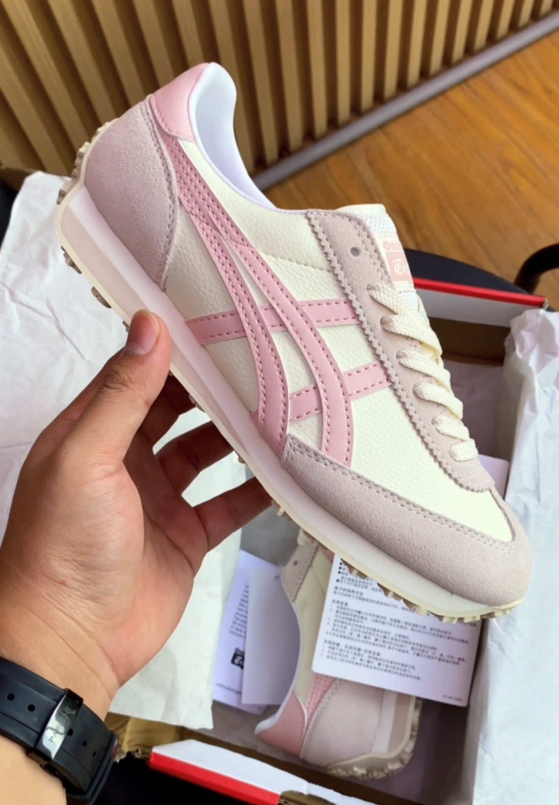 Onitsuka Tiger EDR 78 Cream/Ginger Peach  gemesin banget warnanya yaa, size lengkap ada, warna untuk cowonya pun ada ya chat aja 🙌 _____ Werken Store Jl. Sukardi Hamdani No.15 Palapa IV UBL Kota Bandar Lampung Instagram: @werkenstore Marketplace Shopee: werken.store Whatsapp: 085380096300 #sneakerlampung #sneakerbandarlampung #sneakerslampung #werken #werkenstore #sepatuwerken #sneakeroriginal #jualsneaker #bandarlampung #lampung #jualsepatu #sneakerhead #originalmurah #sepatulampung #onitsukatiger #jualonitsuka 