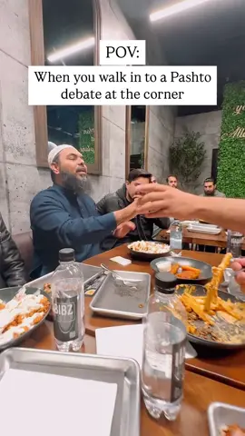 Not everyday you see @Gems of Shaykh Uthman debating in Pashto at the corner 😂🍽️ #pashtun #pukhto #onemessagefoundation #shaykhuthmanibnfarooq #canada 