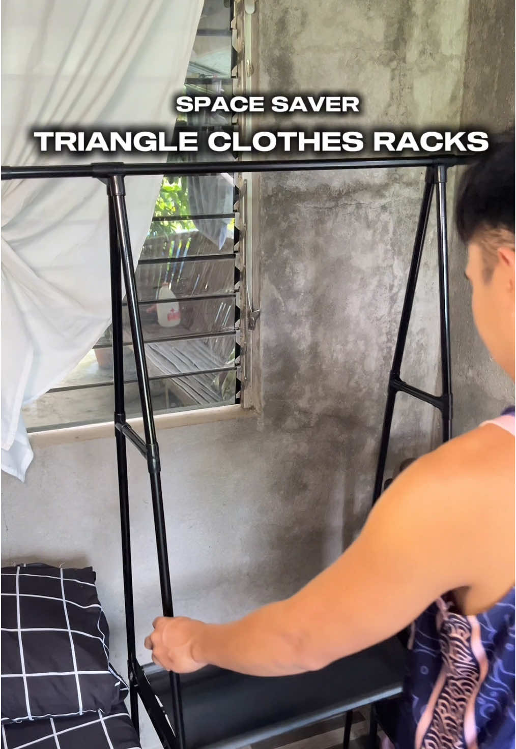 Maliit na kwarto? Kaya need ng mga bagay na nakaw space #triangleclothesrack #clothesrack #spacesaver #roommakeover 