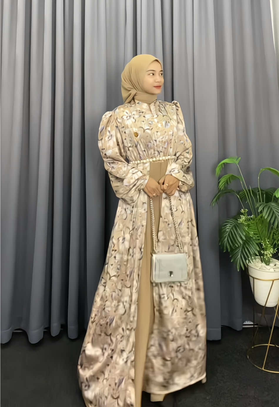 Dress dahab bahan silk sutra masih ready yuk cek keranjang kuningnya🥰#alesyaofficialstorelive #dress #dresskondangan #dresscantik #xybca #fashion #fashiontiktok #masukberanda #fy #dresmewah #fypdongggggggg #sethijab #fypシ゚viral #gamiskekinian #kondangancheck #lebaraniduladha #style #dressethijab #dressoutfit #tiktokawards 