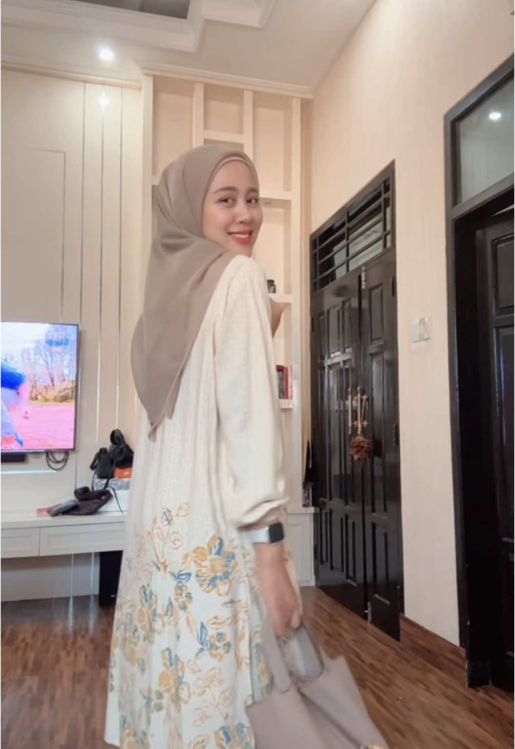 Guys diskon 5.5 ini bnr2 banyak banget join live aku yaa jam 10 aku tambahin daster untuk 100 orang free yg belanja hari ini, see you 💛 #tunikkekinian #onesetrayon #melokaldenganbatik 