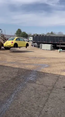 Everyone’s favorite, the Volkswagen Beetle CRUSH #volkswagen #vwbug #carcrush #carcrusher #autorecyclers #junkyard #autopartscity 