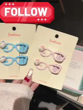 🌸 KẸP TÓC MẮT KÍNH SIÊU CUTE 🌸 Biến mái tóc bé yêu trở nên thật nổi bật với kẹp tóc hình mắt kính đáng yêu, điểm xuyết mặt mèo Kitty cực kỳ dễ thương! 🐱💖 Chất liệu nhựa bền đẹp, thiết kế lò xo chắc chắn – dễ kẹp, dễ tháo mà không làm đau tóc bé. Có 2 màu pastel: hồng baby & xanh ngọc – bé nào cũng mê! 🎀 🎁 Phù hợp cho bé gái từ 2 tuổi trở lên – dùng đi học, đi chơi hay chụp ảnh đều xinh lung linh! #tiemvanphongpham #kẹptoc #xuhuong #thinhhanh 