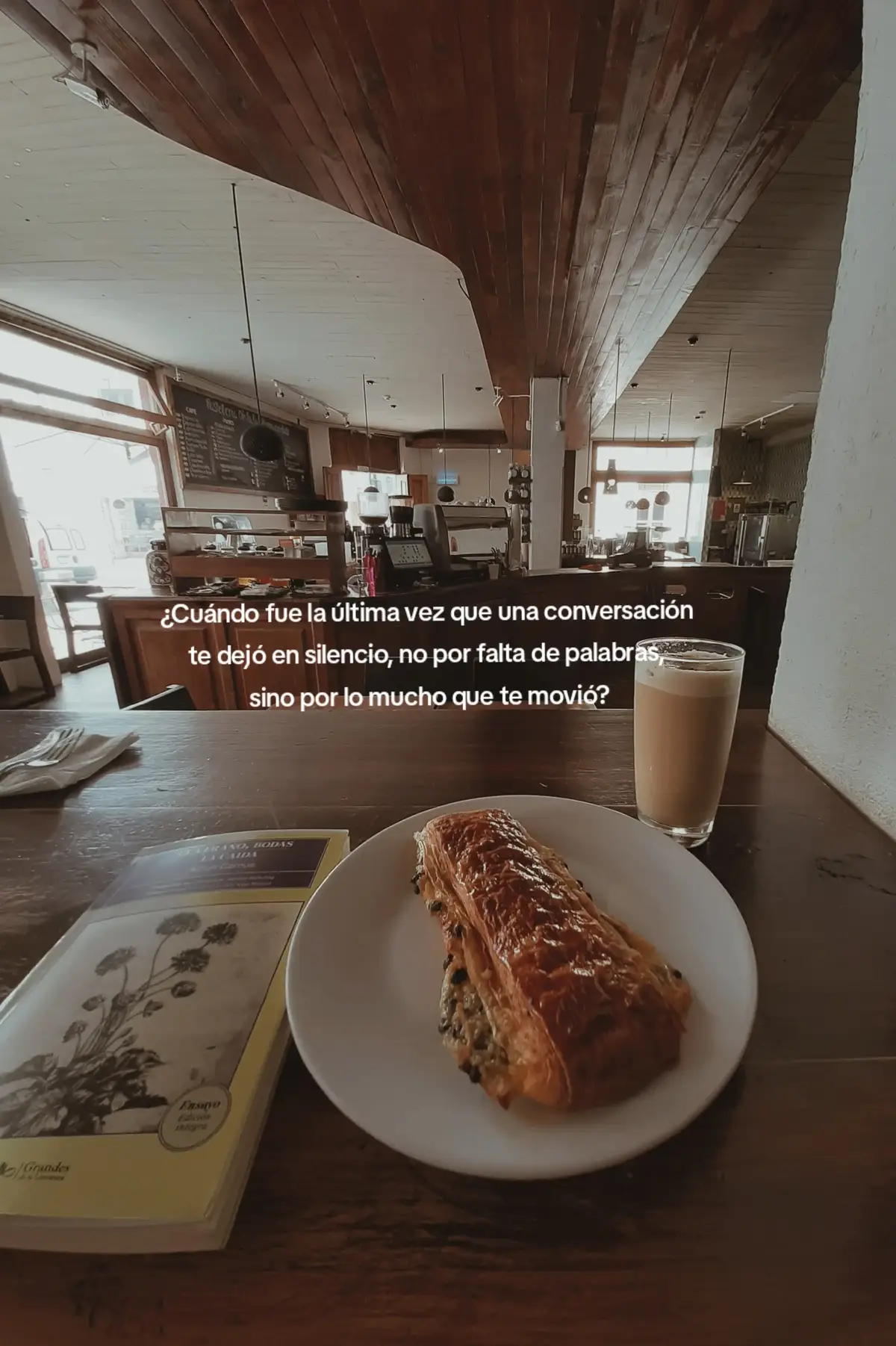Vivimos rodeados de frases bonitas y sabidurías instantáneas, pero ¿cuándo fue la última vez que una conversación te atravesó de verdad? Este artículo no es un manifiesto contra el conocimiento, sino una invitación a recordar el valor de lo lento, lo hondo, lo que no cabe en un tweet ni se dice con voz de gurú. Entre citas descontextualizadas y discursos reciclados, nos estamos olvidando de algo esencial: el arte de platicar con el otro y con uno mismo. Porque hay palabras que nutren y otras que solo llenan el espacio. Y en esta bitácora, elegimos las primeras. #booktokespañol #SubstackWriters #substack #coffeelover #booktoker 