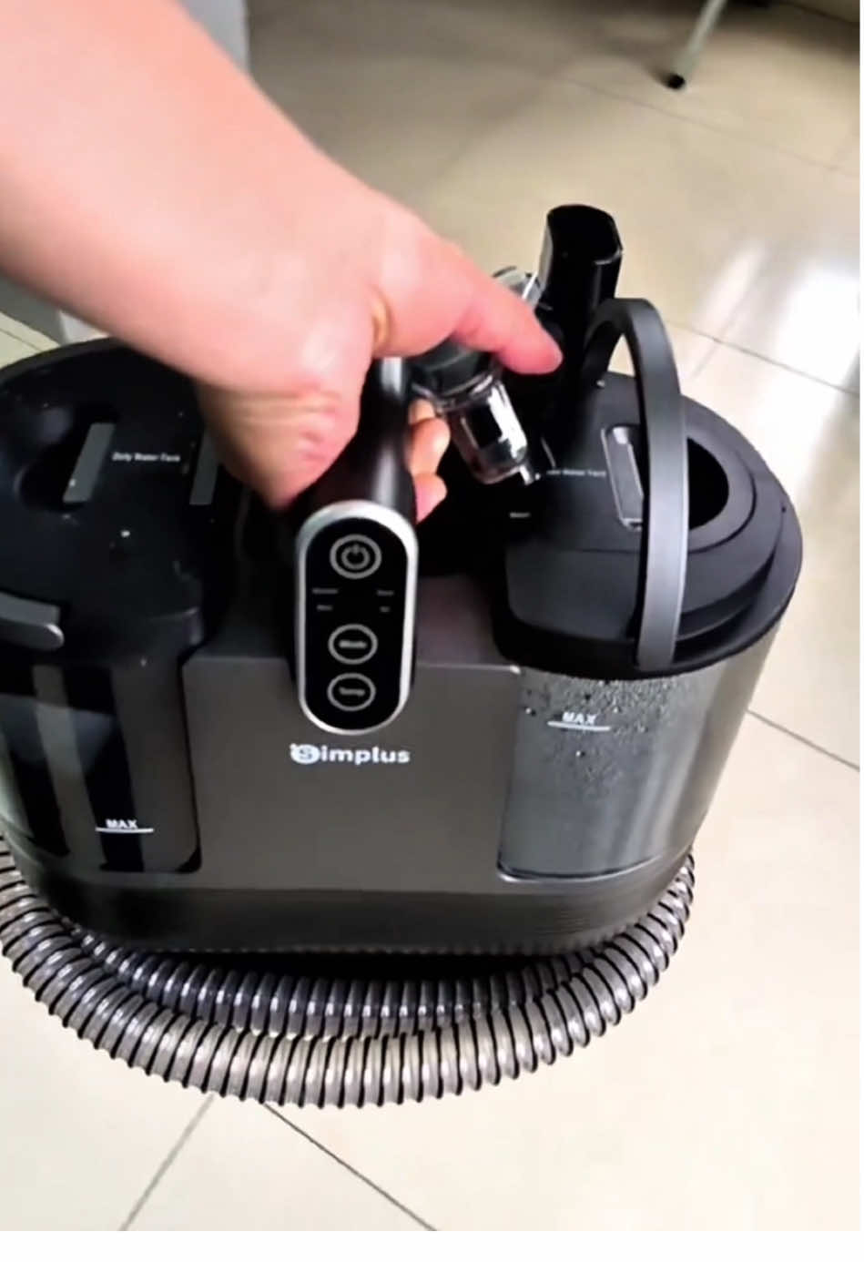 Máy giặt thảm chạy rất tốt, giặt sạch. Thấy sự khác biệt rõ ràng trước và sau khi giặt thảm. Máy Giặt Vải Cầm Tay, giặt ghế nỉ, làm sạch ghế sofa Cao Cấp Lực Hút 16000Pa Bình Nước 1.5L BYJH001 Simplus #minhshop #maygiatcamtay 