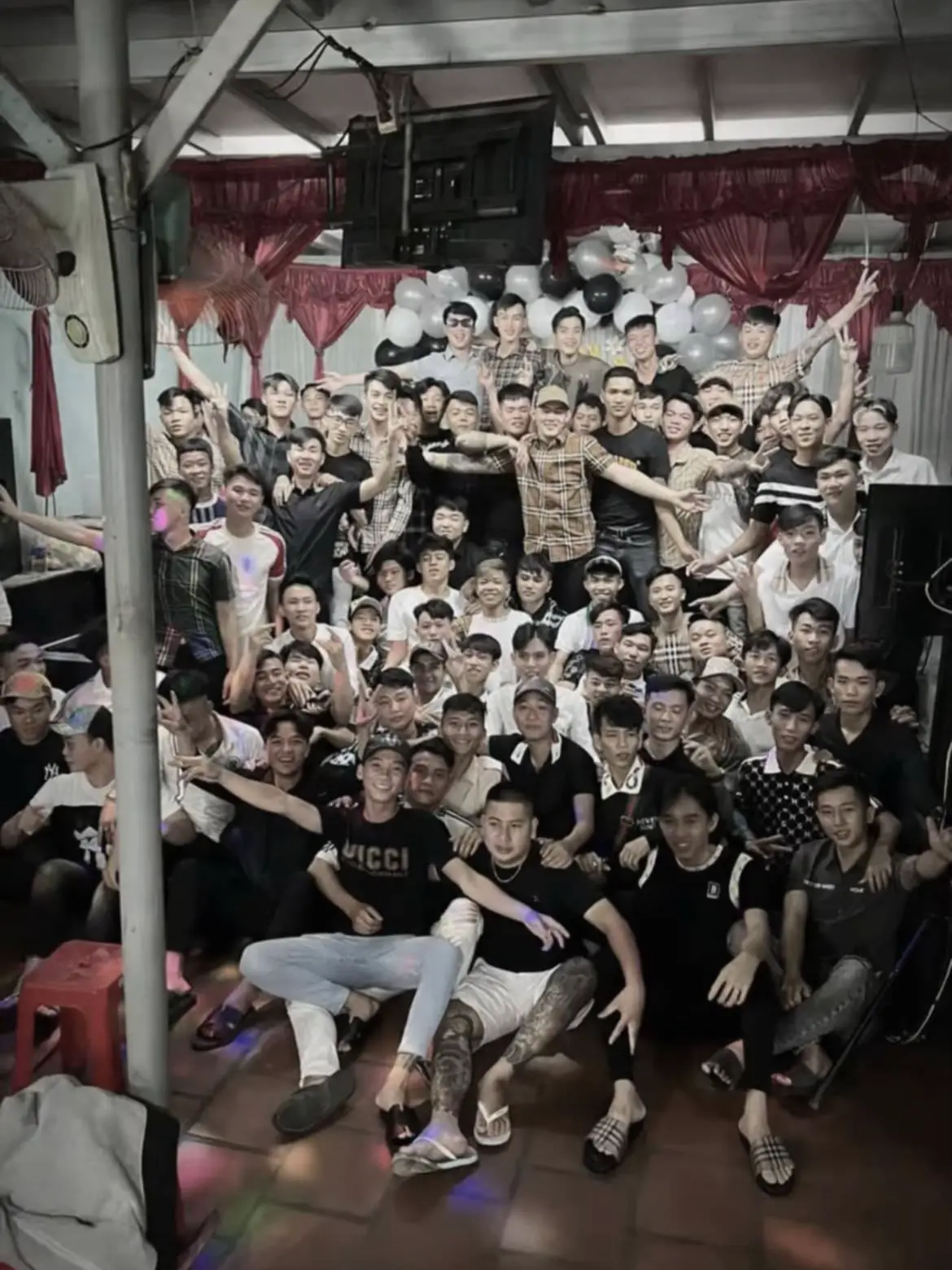 “Đầu gấu nào thì có lúc sẽ xuống giá, đại tá nào thì có lúc sẽ về hưu ! Còn anh em mình nước xanh ngàn năm trôi mãi tình nghĩa này sẽ không bao giờ phôi phai nhaa.”