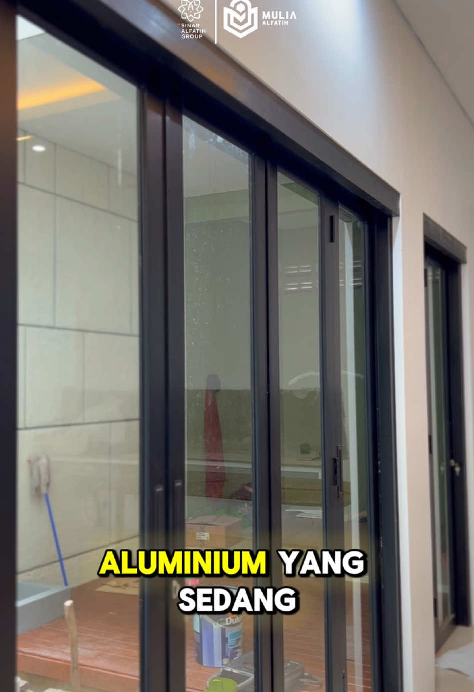 Pintu Lipat Aluminium seperti ini baru Trending nih. Pintu ini bisa bikin ruangan lebih lega itu karena 2 hal. Yang pertama, pintu lipat aluminium ini bikin cahaya alami dari luar bisa masuk dan bikin ruangan menjadi lebih cerah. Ruangan yang cerah bikin kesan lebih lega. Anda bisa coba bandingkan, kalau ruangan gelap pasti akan terasa lebih sumpek kan? Karena dikombinasikan dengan kaca, dalam keadaan pintu lipat ini ditutup pun cahaya tetap bisa masuk. Selain itu, model pintu lipat ini juga lebih menghemat ruang, karena tidak butuh buangan pada sisi-sisi openingan. Jadi cocok juga untuk ruangan yang sempit. Anda bisa memaksimalkan ruangan pada rumah anda menjadi terasa lebih lega dengan pintu lipat aluminium seperti ini. Konsultasi Pintu Lipat Aluminium 👇 0851 1713 6664 (WhatsApp) atau Klik Link di Bio ✅ Gratis Konsultasi ✅ Gratis Survey ✅ Gratis Penghitungan Estimasi Biaya Alamat Kantor: Gg. Gurameh No.23, RT/RW 008/55, Sambilegi Lor, Maguwoharjo, Kec. Depok, Kabupaten Sleman, Daerah Istimewa Yogyakarta 55282 #muliaalfatih #pintualuminium #jendelaaluminium #kusenaluminium #bovenaluminium #kaca #aluminiumjogja #inspirasirumah #inspirasirenovasi #renovasirumah #rumahminimalis #rumahmodern #rumahimpian #desainrumah #jogja #rumah #viral #fyp 