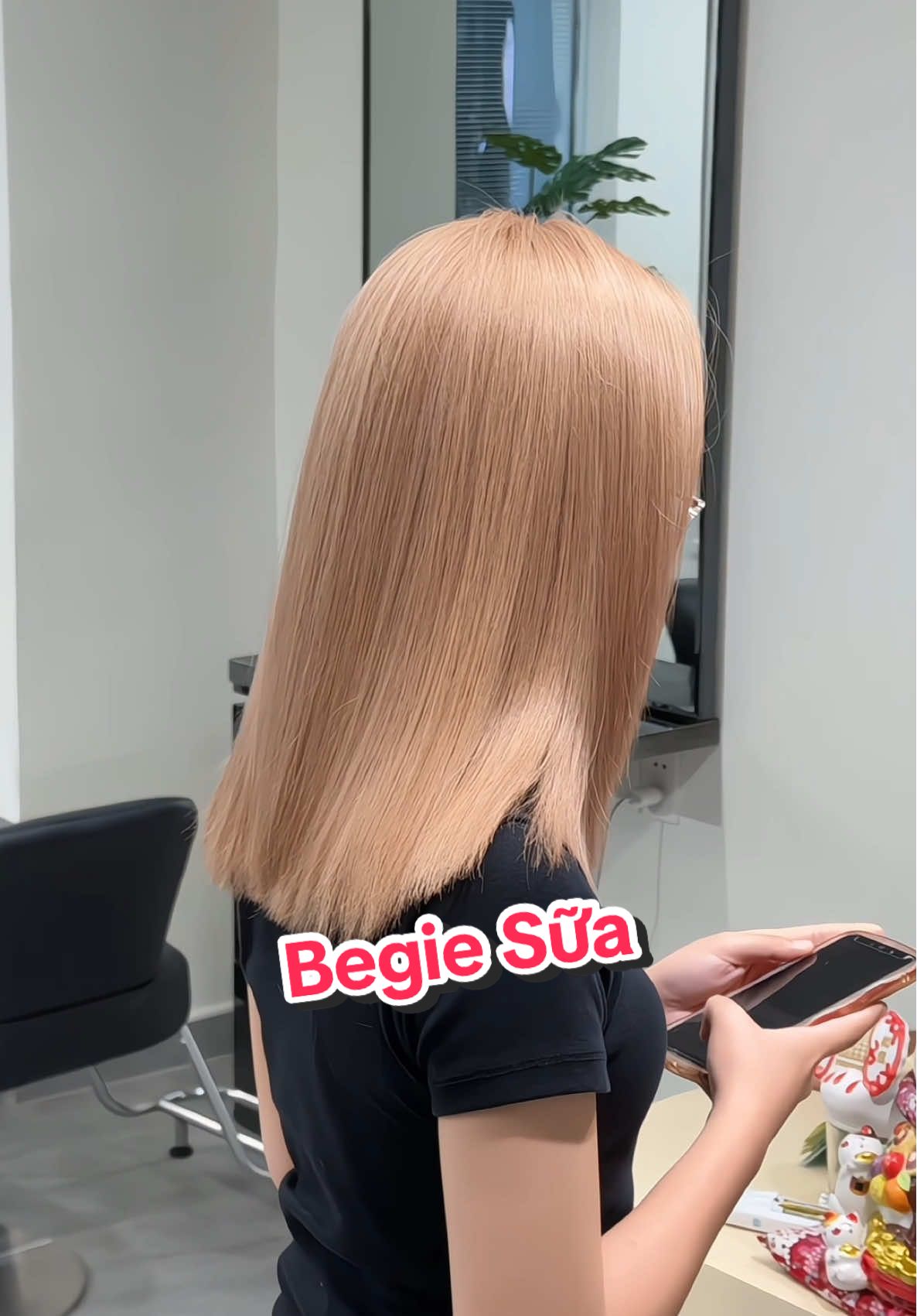 Màu tóc Best Seller của nhà 1USD ạ! Màu Begie Sữa ! Ưu điểm của màu này là thời gian chơi cực kì bền, chỉ câng gội tím là màu cứ như vậy thôi ạ! !Nàng nào vẫn phân vân chưa biết chọn màu gì thì inbox 1USD tư vấn miễn phí cho nhen !Đừng quên 1USD đang ưu đãi từ 10%-25% cho khách hàng đặt lịch hẹn trước nhen!#TikTokAwardsVN2023 #SportsOnTikTok #tocdep #hairstyle #phunu #lamdep #mauthoitrang #1usdhairstudio #maumocha #mautrasua #maucherry #maunaugac