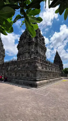 Menelusuri jejak sejarah Candi Prambanan, menyaksikan megahnya arsitektur Hindu terbesar di Indonesia sambil menikmati pesona Jogja yang memikat. Siap merasakan pesona Jogja? Pesan paket wisata Jogja Anda sekarang dan nikmati perjalanan tak terlupakan! Klik di bio untuk detail lebih lanjut SEWA MOBIL + DRIVER JOGJA ➡️PAKET WISATA JOGJA ➡️GROUP & FAMILY TRIP ➡️SOLO TRIP ➡️PRIVATE TRIP #sewamobiljogja #wisatajogja #paketwisatajogja #tourwisatajogja #tripwisatajogja  #candiprambanan 