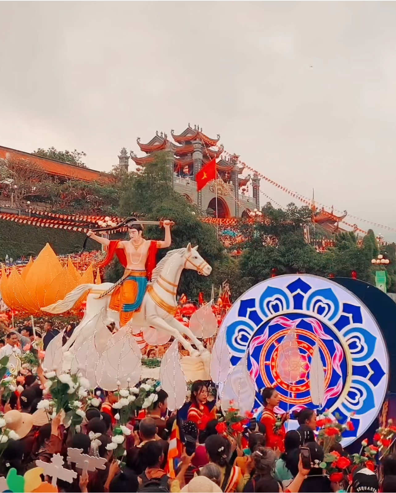 Hết concert Quốc gia mình đến với Concert Phật đản 🥰#thichcanhchua #phatdan #vesak #phatdan2025 #chuabavang 