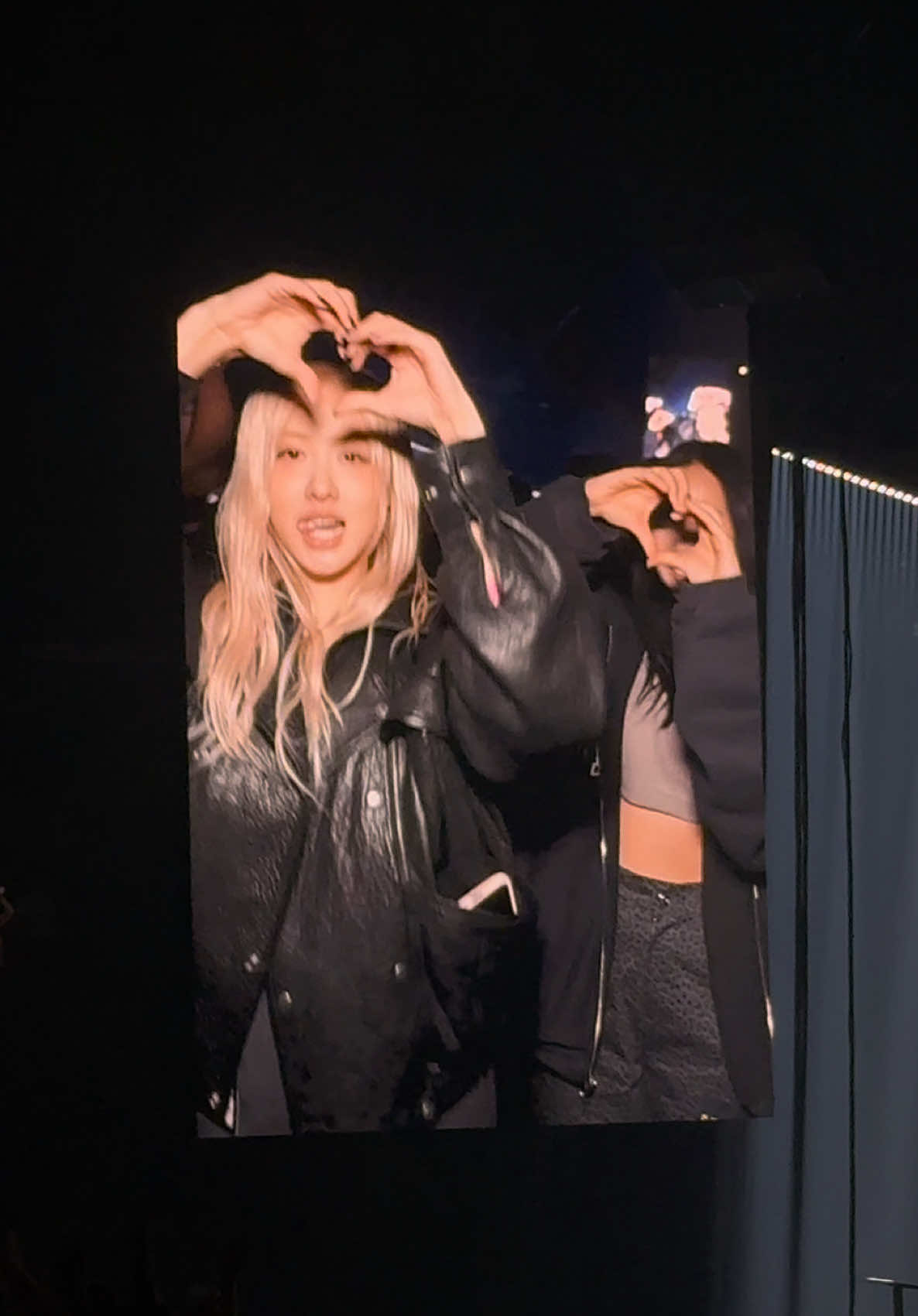 Rose is the apple girl for Charli XCX Brat Tour - Brooklyn Night 4 ily 🍏🫶🏻 #charlixcx #brat #barclayscenter #rose #blackpink #roses_are_rosie #appledance #brattour #rosé 