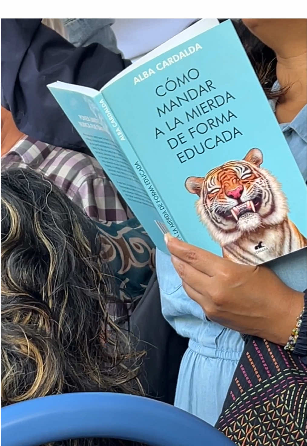 Un día casual en el transporte público, señora pls rote ese libro #lima #peru 