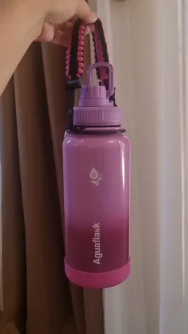 Original Aguaflask Tumbler. 32oz na to mi, matagal ang lamig umaabot ng 24 hours with ice, perfect ngayong tag init.🥵 May free paracord handle 😊 Perfect sa mga student to! #tumbler #tumblerviral #aguaflask #tumbler24hrscold12hrshot #tumblerrecommendations #giftideas #musthave #tiktokfinds #studentmusthave 