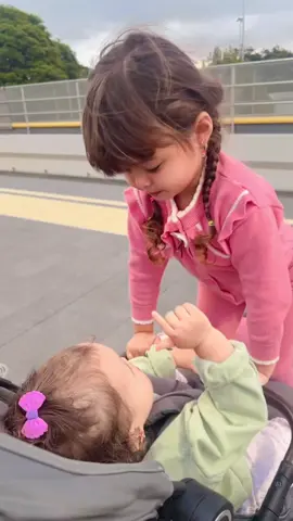 Ngobrolin apa mereka?