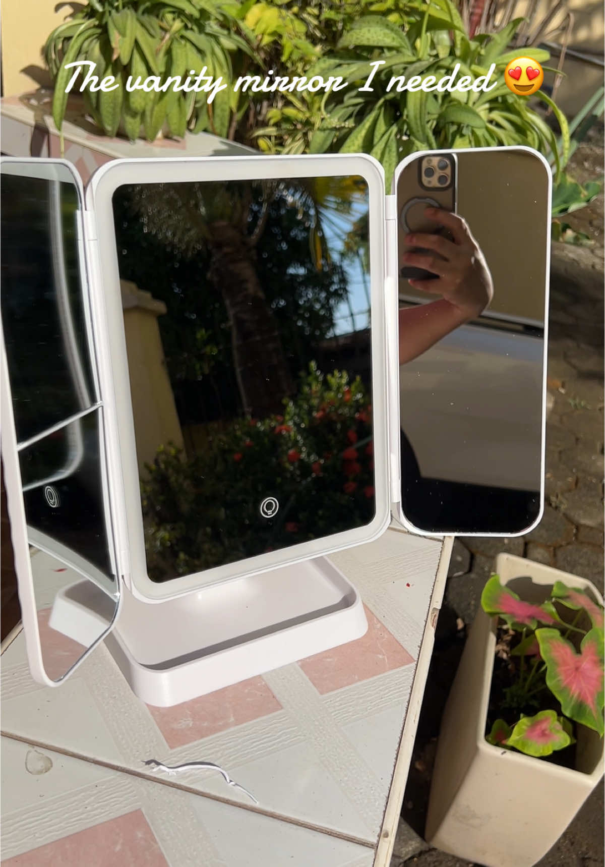 This vanity mirror is so sleek. #fyp #fyppppppppppppppppppppppp #vanitymirrorlight #vanitymirror #portablemirror #mirrorwithlights 