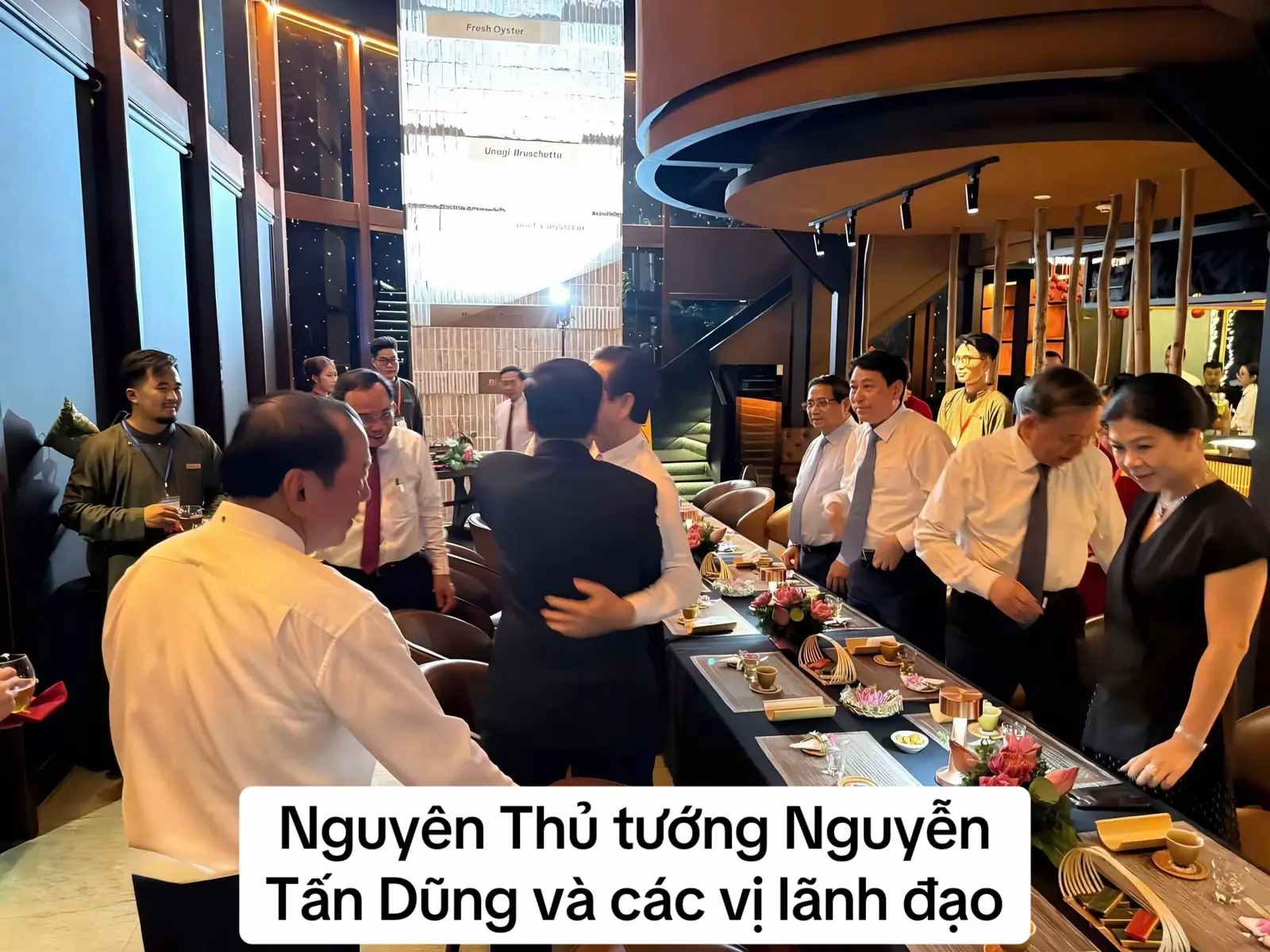 Nguyễn Tấn Dũng (sinh ngày 17 tháng 11 năm 1949 tại Cà Mau) là một chính trị gia người Việt Nam. Ông nguyên là Thủ tướng thứ sáu của nước Cộng hòa xã hội chủ nghĩa Việt Nam từ năm 2006 đến năm 2016. Từ năm 1997 đến năm 2016, ông cũng đồng thời là Đại biểu Quốc hội Việt Nam các khóa X, XI, XII, XIII thuộc đơn vị bầu cử khu vực 3 Thành phố Hải Phòng (huyện Tiên Lãng), Ủy viên Bộ Chính trị Ban Chấp hành Trung ương Đảng Cộng sản Việt Nam các khóa VIII, IX, X, XI, Trưởng ban Ban Chỉ đạo thi hành án phần tài sản vụ án EPCO - Minh Phụng từ năm 2002. #nguyentandung #xuhuongtiktok 
