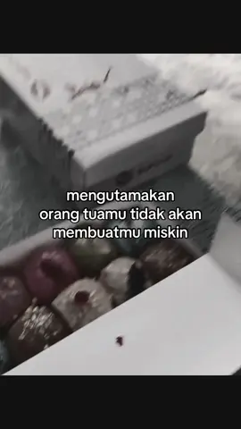 sedih, bahagia terharu tercampur melihat orang tuaku terutama ibuku menangis bahagia.seberapa besar dan banyaknya hadiah yang aku berikan kepadamu tidak akan pernah cukup menggantikan pengorbananmu selama ini.Happy birthday mama❤️🥹#4u #gakusahfyp #foryoupage #ibu #happybirthday #fypage #xyzabc #semuatentangibu❤️ 