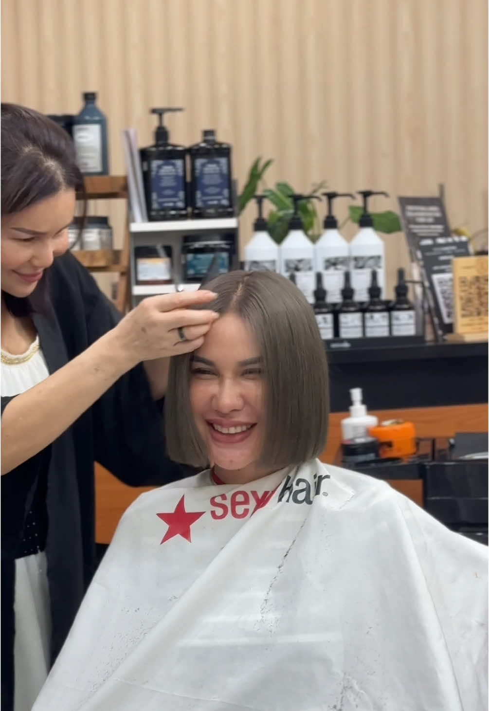 สีผมบลอนด์เทาเขียวที่จริงใจ💚🩶 ขอบคุณลูกค้ามากๆเลยนะคะ สีนี้ต้องฟอกน้า!! _________ BOOKING Facebook : Nuchjaree2 Line : @983hccxi T. 061-3596249 , 089-3915607 _________ 📍เปิดให้บริการ 09:00-20:00 พิกัด : นุจรี2 สาขาสนามบินหาดใหญ่ #ไฮไลท์สีผม #ตัดผมสไตล์เกาหลี #ผมทรงเลเยอร์ #ไฮไลท์ผม #ไฮไลท์ผมกรอบหน้า  #ซัมเมอร์ #สีผมต้อนรับซัมเมอร์ #ทำสีผมผู้ชาย #ทำสีผมผู้หญิง #แดงประกายม่วง #น้ำตาลประกายแดงม่วง #ตัดผมผู้หญิง #ตัดผมสไตล์เกาหลีผู้หญิง #เทรน2025 #ร้านทำสีผมหาดใหญ่ #ร้านทำผมใกล้ฉัน #ร้านออกแบบทรงผมเกาหลีหาดใหญ่ #ร้านนุจรี2 #ช่างผมมืออาชีพ #ร้านทำผมแถวสนามบิน #brazilianblowout #ร้านเสริมสวยหาดใหญ่ #ตัดผมผู้ชาย #ตัดผมผู้ชายเกาหลี #downperm #upperm #ดาวน์เพิร์ม #ทรงผมยอดฮิต #ทำสีผมหาดใหญ่ #ทำสีผมบลอนเทา