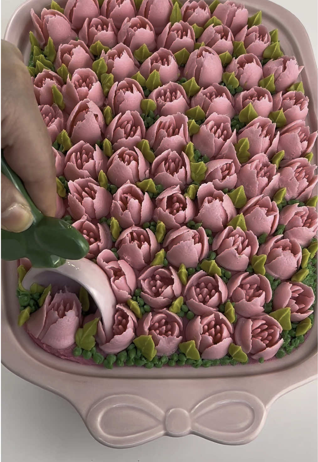 A Little Garden for Mom 🌸🌼 A sweet floral treat to celebrate #Mom — full of color, care, and #spring joy!🌻 🍓 Base: Soft #strawberry cake 🌸 Buttercream: Tinted pink and green using @wiltoncakes gel colors 🌼 Tips Used: ✨ Russian tip – for the blooming florals 🌿 Wilton 352 – for natural leaves 🌱 Wilton 3 – for tiny details and finishing touches Because she deserves a garden made of #cake 💖 Would you gift this to your mamá? Save this idea for Mother’s Day! 🌷 #MothersDay #strawberrycake #floralcake #buttercreamflowers #cakedecorating #springbaking #easydessert #fyp #viral #viralreels #supportsmallbusiness #ellybakehouse