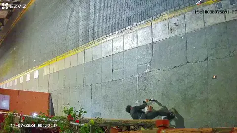 Robandose el medidor. 😡