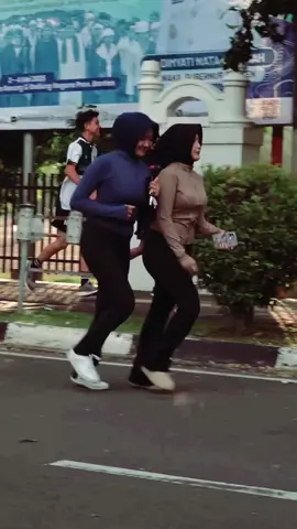 🏃‍♀️🏃‍♀️ #fyp #foryou #foryoupage #trending #viral #joggingoutfit #leggingwanita #leggingketat 