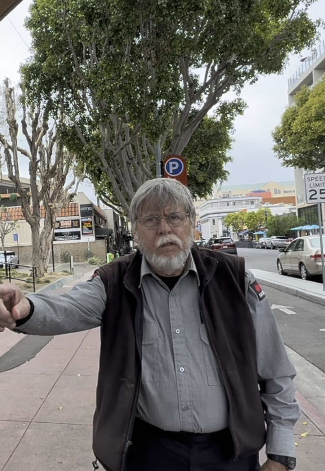 178 year old security guard ORDERS stranger to LEAVE sidewalk! #fyp #1stamendment #constitution #bank #security #police #funny 