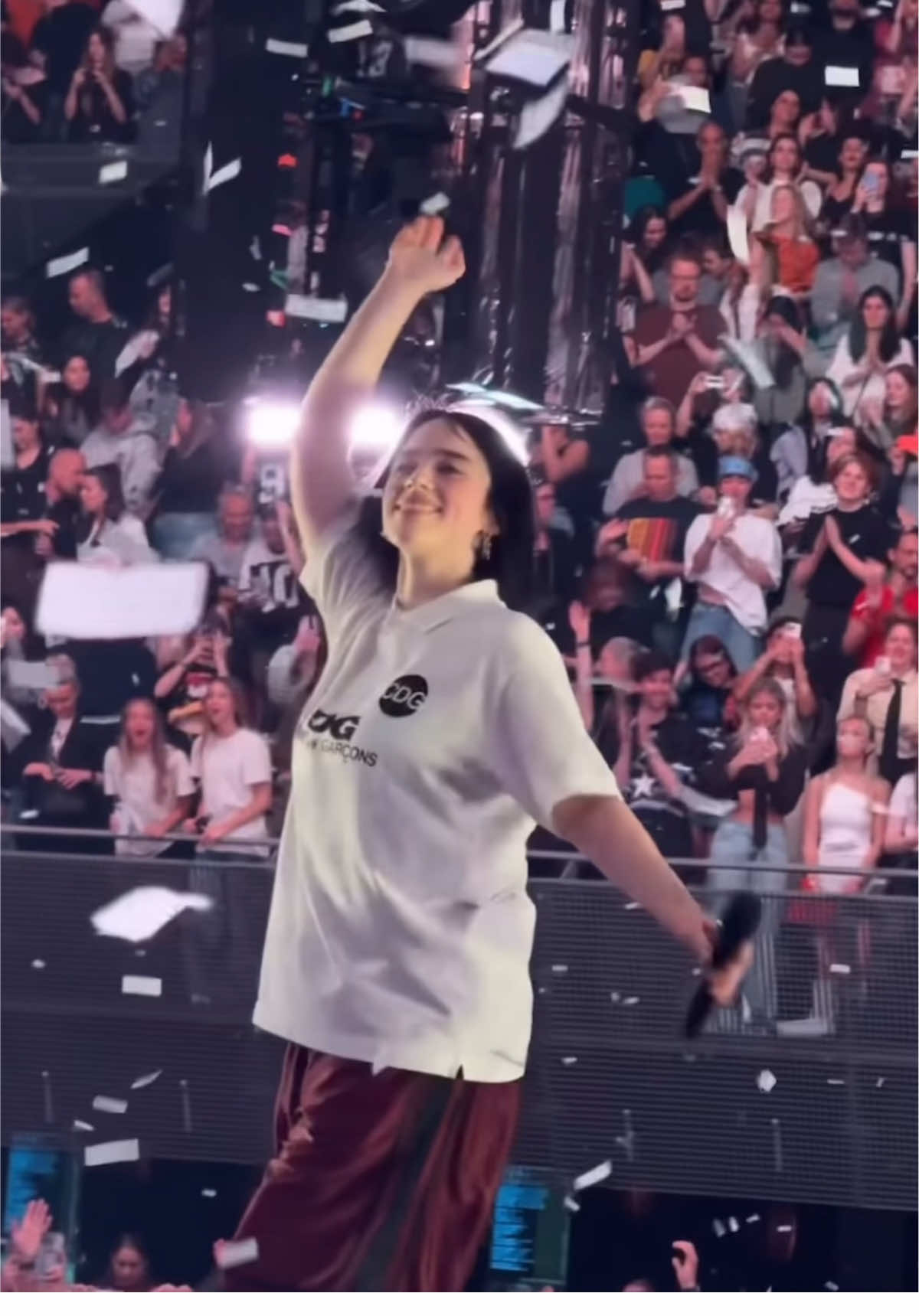 Billie saying goodbye to her #HARDANDSOFTAmsterdam1 show last night 🤍 #billieeilish #hmhastour #billie   🎥: Liana.antonyy