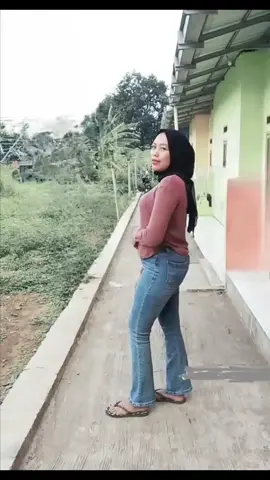 ulah salfok kana sendal na gaes.. 😜