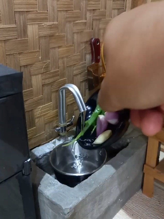 Cuci Bawang dulu di westafel mini #minicooking #tinycooking #fyp 