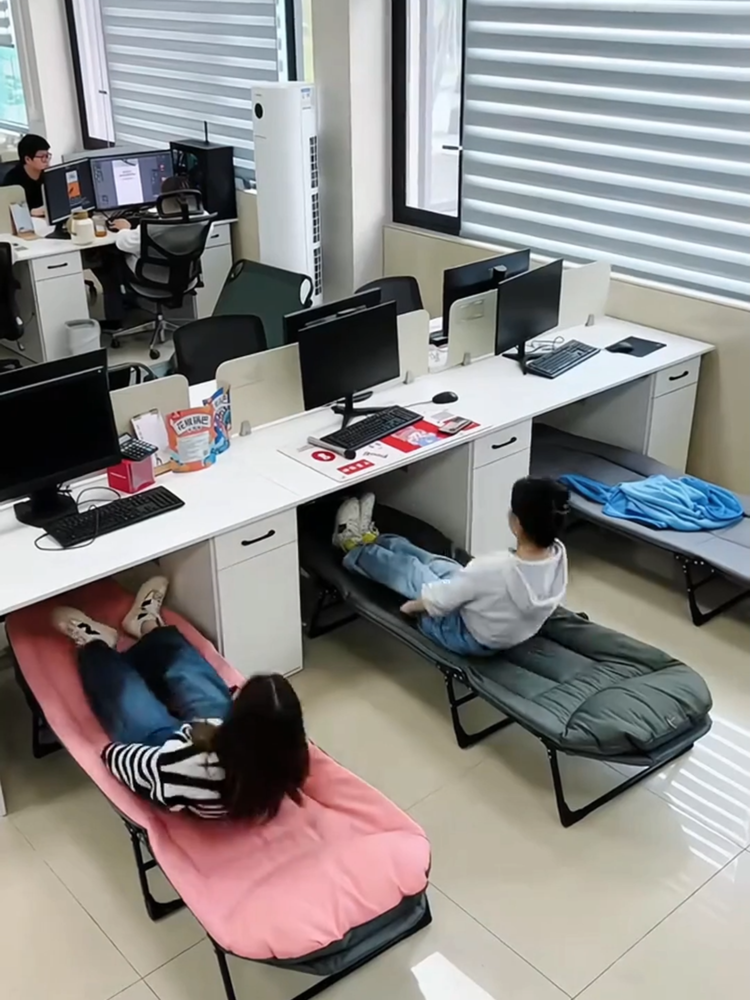 Ghế giường gấp gọn thông minh. #giadungtienich #dogiadungthongminh #giuonggapgon #ghegiuonggapthongminh #giadungxanh