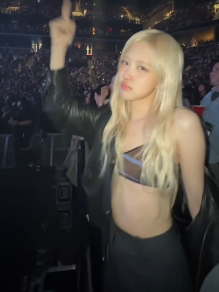 rosé #rosé #roséfancam #roséedit #blackpinkrosé #blackpink #concert #charlixcx #appledance #concert #dance #dancechallenge #cover #dancecover #challenge #fyp #fypシ 
