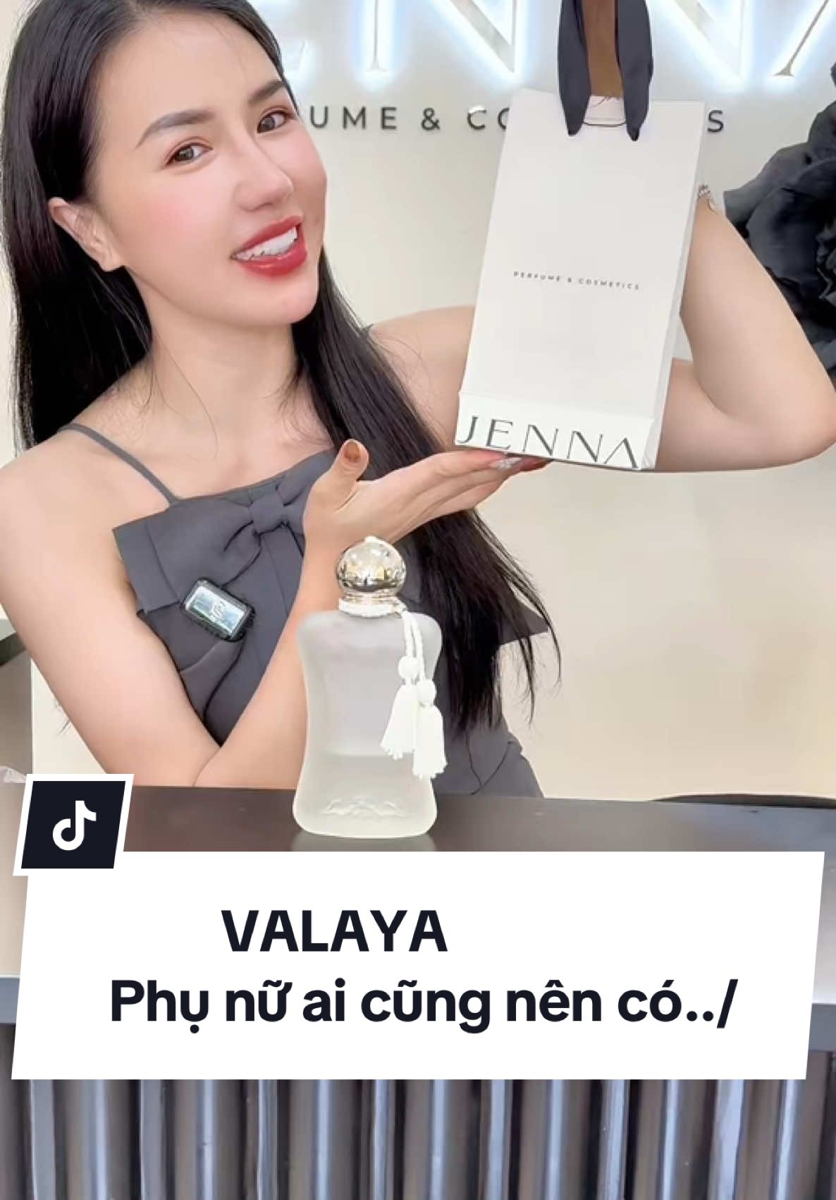 Valaya là kiểu nước hoa mà mình xịt từ năm này qua năm khác mà vẫn phải tự hỏi: “Sao mỗi lần ngửi lại vẫn thấy rung động vậy trời?