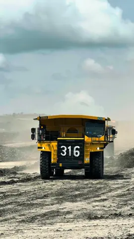 Debu dan panas siang ini  👷🫀🧠🫁❤️‍🔥 #fyp #foryou #trending #masukberandafyp #fypシ #berandatiktok #vibestambang #tambanghitz #tambangbatubara #storytambang #batubara #batubarakalimantan #pekerjatambang #tambang #tambangbatubarakalimantan #tambangkalimantan #kalimantan #alatberat #komatsu #sopirtruck #sopirtrukpunyacerita 