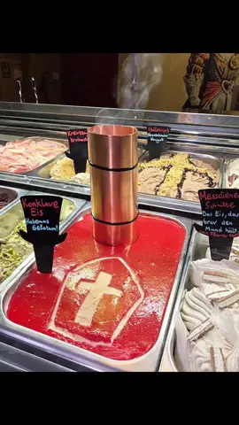 Weißer Rauch steigt auf: Habemus Gelatum! Das Konklave war sich einig: Päpstliche Panna Cotta trifft himmlische Himbeere. Das Eis vom verrückten Eismacher – mit dem Segen des Himmels! Nur für kurze Zeit in unserer Vitrine. Hashtags: #HabemusGelatum #KonklaveEis #PannaCottaHimbeere  #WeißerRauch #GöttlicherGenuss #EisOffenbarung 