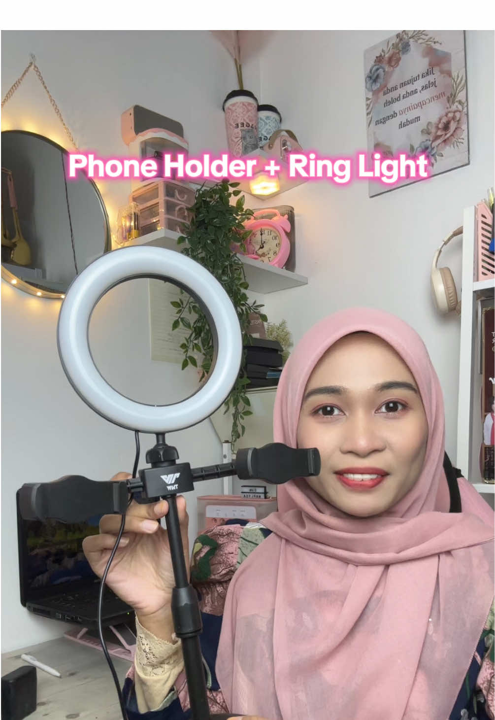 Phone holder sekali dengan ring light ni memang sangat membantu untuk korang buat video content atau buat live. Saiz yang kecil macam senang jugak untuk bawa ke mana-mana. Nak dapatkan boleh tengok dekat beg kuning.  #phoneholder #phonestand #ringlight #janjibestdeal #BeliOnlineJer 