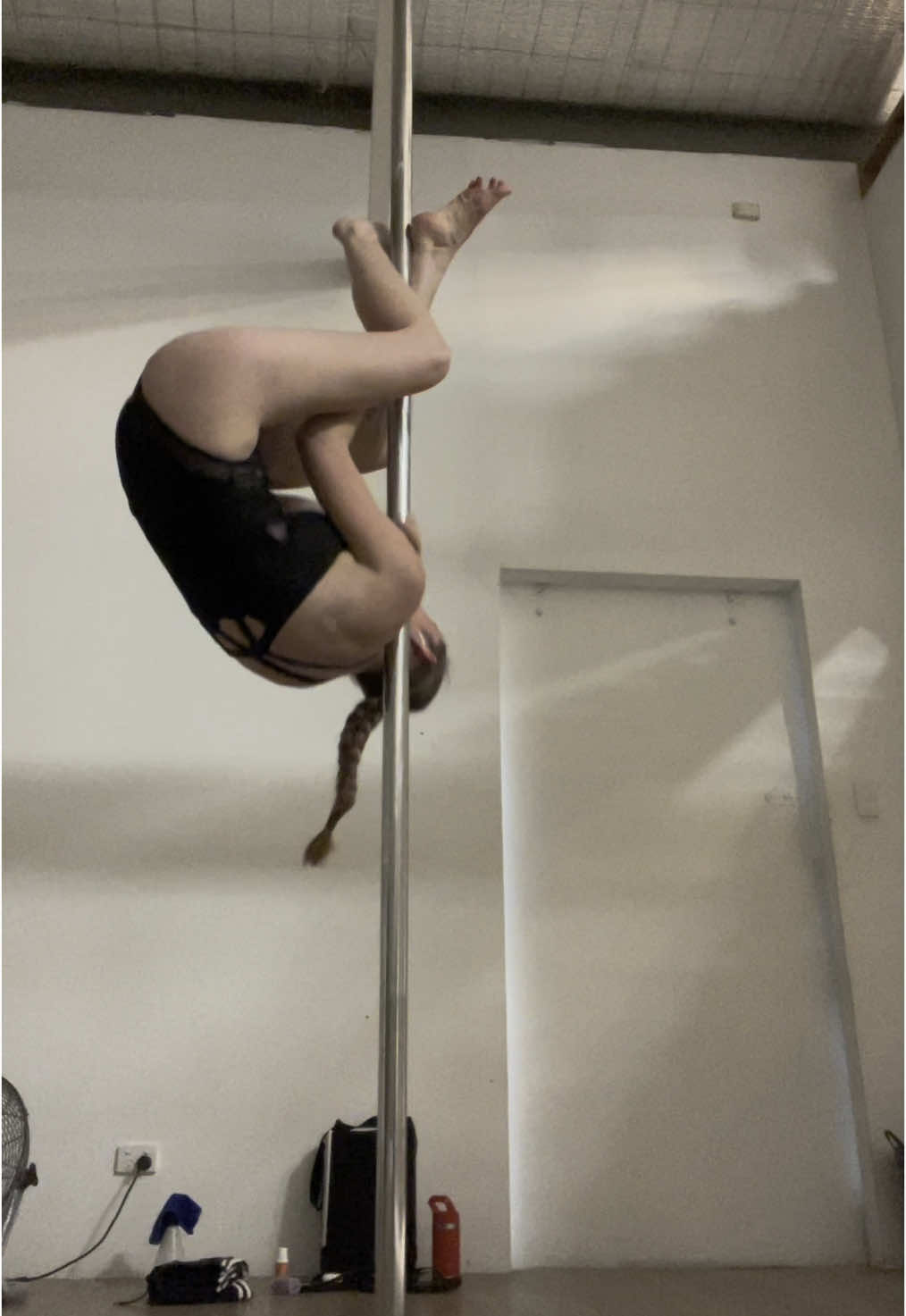 many more shoulder mounts to come 💪🏻 #nevergiveup #fyp #pole #shoulderworkout 