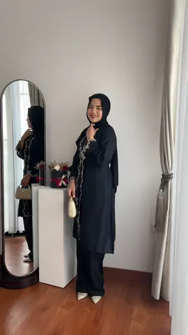 Black inspo by Rayya Tunik✨ #OOTD #fyp #inspo #ootdinspo 