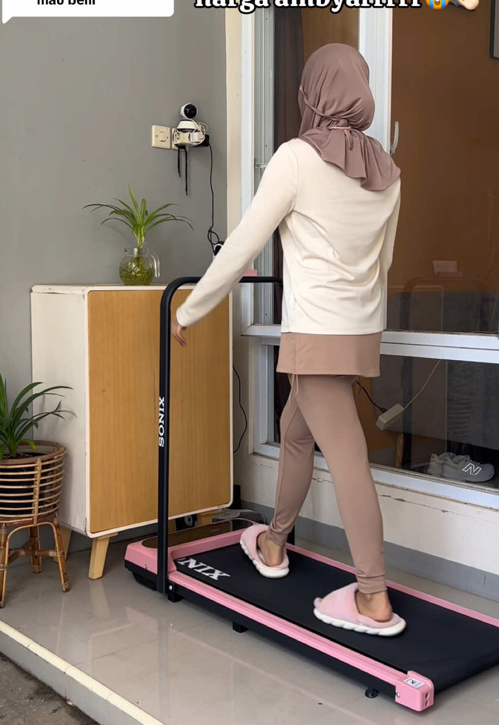 Replying to @❣️ ambyar bgt, kalian dapat berapa cek di keranjang kuning aku??? ini aku udah pakai hampir 1 tahun ya, setiap hari aku pakai 50menit dan tetap kokoh ga rewel sampai sekarang, best best best🫶🏻 #treadmill #sonix #walkingpad #olahraga #foryoupage #bodimax 