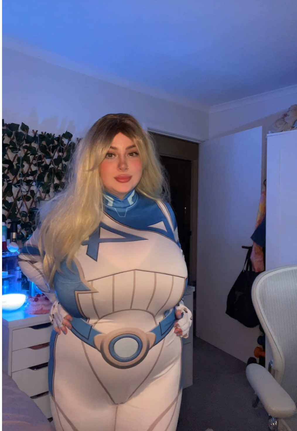 I can even go invisible toooo! Crazy right!!?🙊💙 IG ASTARBABYXOX #fyp #invisiblewoman #cosplay #suestorm #marvelrivals #marvel #fantasic4 