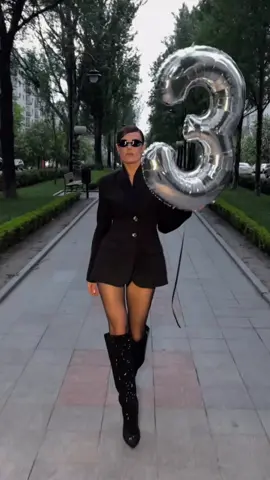 Мені 43!!! 🥳🥳🥳 Я можу бути різною. Мʼякою і рішучою. Спокійною — і водночас внутрішньо вогненною. Сильною, навіть коли сльози. Тихою, але точно не порожньою. Люди бачать мене по-різному. Хтось - світло. Хтось — тінь. Хтось - силу. Хтось - емоційність. І це нормально. Бо кожен бачить так, чим сам наповнений.🫶 Я ж обираю бачити в собі цілісність!👌 І вчусь приймати себе у всіх проявах, бо я БАГАТОГРАННА!  43 роки— ЦЕ НЕ КРИЗА СЕРЕДНЬОГО ВІКУ, ЦЕ РОЗКВІТ МАКСИМАЛЬНОГО КАЙФУ!!! 🤩🤩🤩 Цей вік — не про маски. Він про глибину й правду. Про красу — зовнішню й особливо внутрішню. Про себе - справжню. #мені43 #сприйняття #прийняттясебе #краса #вікцесила #жінка #істина