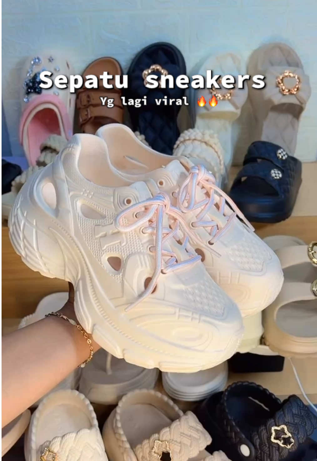 Model terbaru cantik banget #sepatusneakers #sepatukaret #sepatu #sepatumurah 