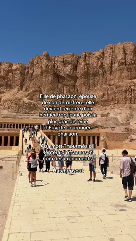 Fille du pharaon Thoutmôsis Ier, Hatchepsout naît dans la royauté. Elle grandit au cœur du pouvoir égyptien, entourée des rituels, des dieux, et du poids des traditions. Très tôt, elle est formée comme une véritable héritière, bien qu’aucune femme avant elle n’ait officiellement régné en tant que pharaon. Pour renforcer sa position dans la lignée royale, elle épouse son demi-frère, Thoutmôsis II. À sa mort, le trône revient à un jeune héritier encore enfant : Thoutmôsis III, le fils de son mari avec une épouse secondaire. Hatchepsout devient régente — c’est-à-dire qu’elle gouverne à la place de l’enfant jusqu’à sa majorité. Mais très vite, elle prend une décision sans précédent : elle se proclame pharaon d’Égypte, assumant tous les attributs du pouvoir, y compris la barbe postiche et les vêtements masculins des souverains. Elle affirme que c’est la volonté des dieux, notamment d’Amon, qui l’a choisie pour gouverner. Son règne dure environ 22 ans et marque une période de paix, de prospérité et d’essor culturel. Elle relance les grandes expéditions commerciales, notamment vers le mythique pays de Pount, ramenant de l’encens, de l’or, et même des arbres exotiques plantés dans les jardins de son temple. Hatchepsout fait aussi ériger l’un des monuments les plus spectaculaires de toute l’Égypte : le temple de Deir el-Bahari, sculpté dans la falaise près de la Vallée des Rois. Mais après sa mort, Thoutmôsis III, devenu adulte et pharaon à son tour, entame une campagne d’effacement de sa mémoire. Son nom est martelé sur les monuments, ses statues brisées ou enterrées. Pendant des siècles, son existence tombe dans l’oubli. Ce n’est qu’au XIXe siècle, grâce aux archéologues, que le monde redécouvre Hatchepsout, la femme qui osa briser les règles et gouverner comme un roi dans un monde d’hommes. #egypt #egypteantique #hatchepsout 