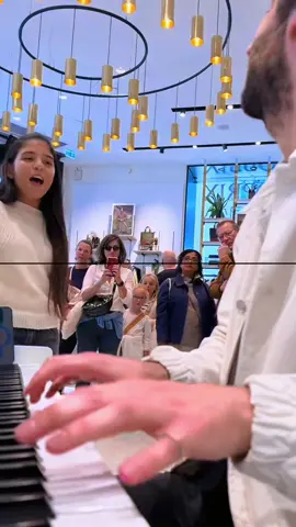 These girls shocked the whole supermarket 🥰🥰🥰 #piano #singing #pianocover #thevoicekids #publicpiano #publicreaction #violin #violinist #newmusic #singersongwriter #singersoftiktok #fyp