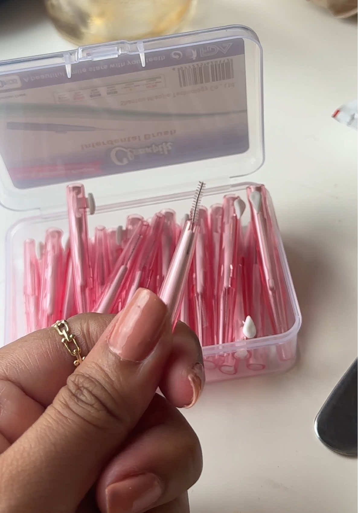 tigilan mo na kasisipsip sa mga tinga mo gurl hahahaha sungkitin mo neto! #interdentalbrush #toothpick #toothcare #dental #toothbrush #tinga #plaqueremover #tiktokfinds #foryou 