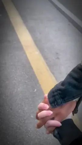 انا كنت واحداني والدينا واخداني... غريب وانا في بلدي جبتك تكون سندي🥺❤️😘🇮🇹 #متابعه #ايطاليا🇮🇹 