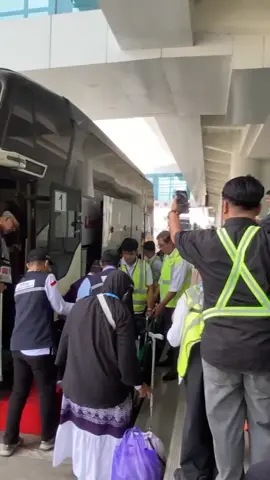 Keberangkatan Haji Emberkasi Kalimantan Selatan Kloter 1 Minta rela 🙏🏻 #CapCut #haji #haji2025 #kalsel #martapura #banjarbaru #banjarmasin #fyp #fypage #beranda 